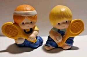 Figurina tennista Enesco Country Cousins 1984 ragazzo e ragazza altezza 1,5" usata in ottime condizioni - Foto 1 di 6