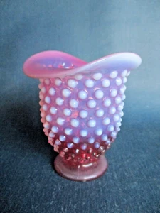 Fenton Cranberry opalisierende Nagelvase 3-1/2" h. - Bild 1 von 3
