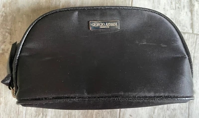 "Pequeña bolsa de maquillaje de cosméticos Giorgio Armani de 7"" de ancho" Foto 1 de 4