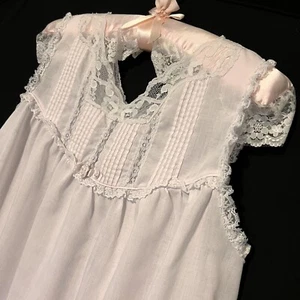 Camisón sin mangas vintage años 90 Sears Carriage Court femenino con volantes de encaje rosas M - Imagen 1 de 13