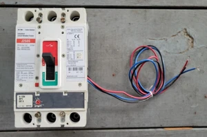 Interruttore industriale Eaton CH J250S JGS3250NN 69D2551G20 250A con ausiliario - Foto 1 di 3