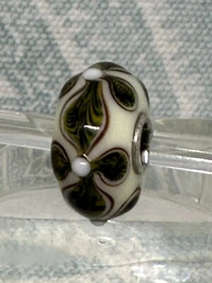 Auténticas cruces Trollbeads ÚNICAS verde oscuro con centros blancos en crema CC, nuevas Foto 1 de 4