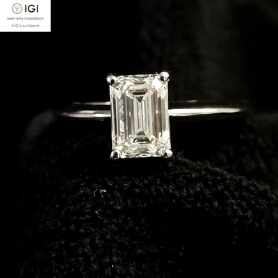 Anillo de compromiso de diamantes cultivados en laboratorio esmeralda IGI 1,35 quilates F VS1 en oro blanco de 14 k Foto 1 de 4