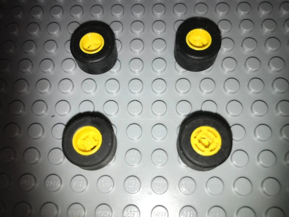 LEGO Reifen / Felgen 4 Stück 30027 30028 gelb City System Baustelle Rennwagen - Bild 1 von 1