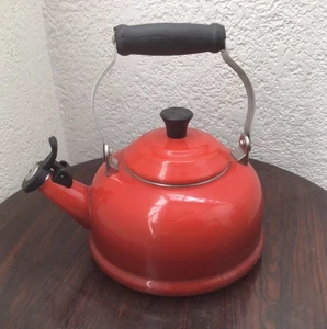 Le Creuset Classic Whistling Tea Kettle Teapot 1.7qt Red Ombre Enamel Good Buy - Picture 1 of 4