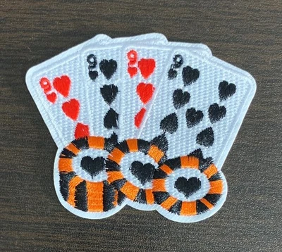Игральные карты четыре в своем роде 9 и стопка фишек вышитый утюг на нашивке - Изображение 1 из 4