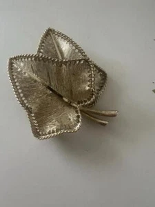 GORGEOUS VINTAGE SIGNED BSK BRUSHED GOLD TONE DOUBLE 3D IVY LEAF BROOCH - Picture 1 of 11