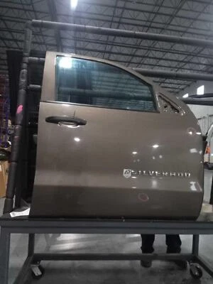 Conjunto de puerta delantera derecha usado se adapta a: camioneta Chevrolet Silverado 1500 2014 Foto 1 de 3