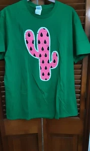 Camiseta DELTA RINGSPUN Verde con Cactus Rosa en la Parte Frontal Mangas Cortas Talla Grande - Imagen 1 de 4