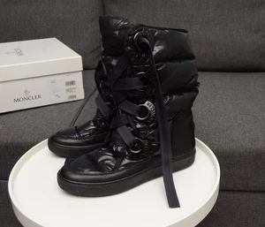 Autentici stivali invernali da donna Moncler neri trapuntati taglia 39,US 9 - Foto 1 di 17