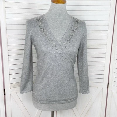 Suéter Ann Taylor Mujer XS Gris Plateado Metálico Brillante Perla Cuentas Imitación Envoltura Foto 1 de 4