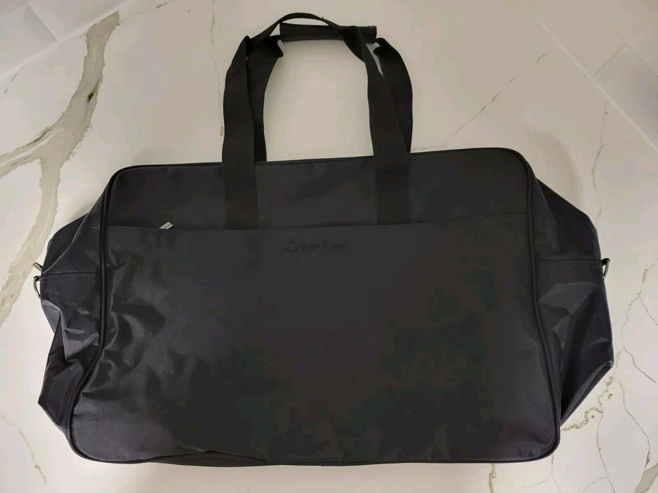 Bolso de Lona Calvin Klein Negro Nylon Gimnasio Fin de Semana 20”x13.5”x7” con Cremallera Foto 1 de 4
