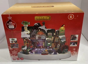 Lemax Animated Musical Betulla Creek Ice Fishing Festival 25862 Natale 2022 Nuovo - Foto 1 di 5