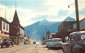 SKAGWAY, AK Alaska BROADWAY STREET SCENE Max's Cafe ~ 50er Autos Chrom Postkarte - Bild 1 von 2