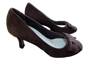 Cynthia Rowley Vtg Chocolate Brown Suede 2.5" Heels Bows Pumps Geist NYC sz 6 EC - Picture 1 of 9