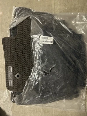 Комплект из 4 напольных ковриков для внедорожника 2021 GMC Yukon Denali XL 84556839 от оригинального производителя новые - Изображение 1 из 2