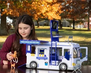 Breyer Freedom Series #10064 Mobile Rescue and Care Clinic - Picture 1 of 1