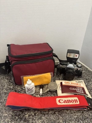 Cámara Canon AE-1 Program 35 mm con lente de 50 mm/estuche/flash/extras, probada en banco Foto 1 de 4