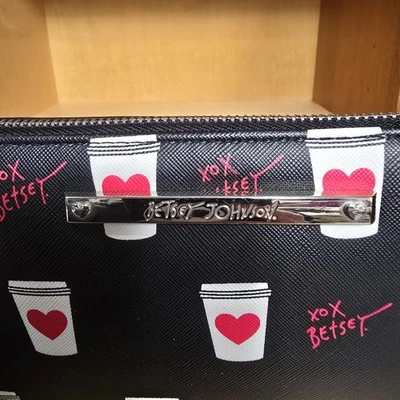 Muñequera billetera Betsey Johnson Coffee Lover con cremallera Foto 1 de 4