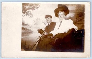 DE 1910 RPPC TURNPAUGH POSTAL TIENDA DETROIT MICHIGAN PAREJA EN COCHE ESTUDIO FOTO - Imagen 1 de 2