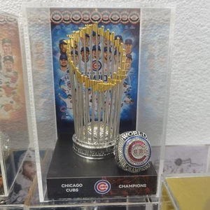 Trofeo del Campeonato de la Serie Mundial MLB Chicago Cubs 2016 con vitrina - Imagen 1 de 1