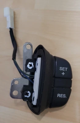 99-04 Land Rover Discovery Series II  Steering Wheel Cruise Control Switch - Image 1 of 2