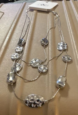 Collar Christopher & Banks 18" en capas martillado disco plata cierre langosta  Foto 1 de 4