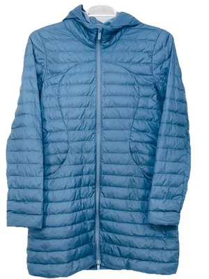 Chaqueta de plumón de ganso azul con capucha talla 10 Lululemon para mujer fácil de viajar Foto 1 de 4