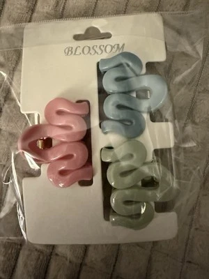3 piezas pequeñas (2 pulgadas) Garras para el cabello (rosa, verde menta, azul claro o gris) Foto 1 de 4