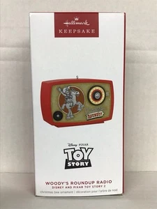 RADIO ROUNDUP WOODY’S ~ Disney ~ Toy Story 2 ~ 2024 Hallmark Keepsake Ornament - Imagen 1 de 3