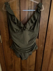 Traje de baño de una pieza DKNY con volantes y control de barriga verde oliva talla grande (A008 - Imagen 1 de 12