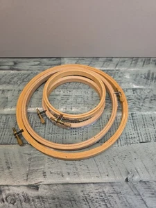 Lotto di 4 cornici vintage in legno con cerchio da ricamo punto croce  - Foto 1 di 6