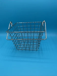Cesta cuadrada de alambre de metal con asa.5”H X 7”W X 7”L. Usada en excelente estado” - Imagen 1 de 7