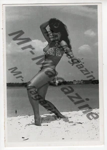 Vintage Risqué Pinup B&W 6"x5" Sexy Cheesecake Bettie Page Bikini Postcard XR-63 - Imagen 1 de 1