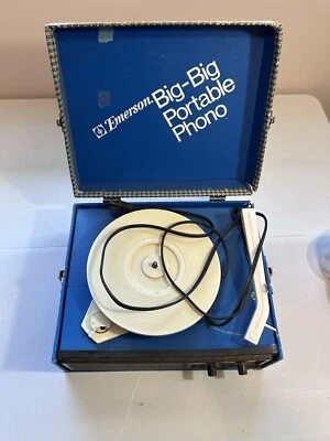 VINTAGE EMERSON BIG-BIG PORTABLE PHONO 3 SPEED RECORD PLAYER - Image 1 of 4