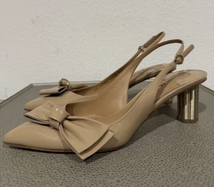 Salvatore Ferragamo Avola Tacones de salón con lazo de gran tamaño 7.5B charol desnudo ¡COMO NUEVOS! - Imagen 1 de 24