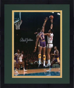Framed Kareem Abdul-Jabbar Milwaukee Bucks Signed 16" x 20" Sky Hook Photograph - Picture 1 of 1