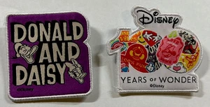 Authentisches Set 2 Disney 100 Jahre Wunder Bügelbild Patch & Pin Neu 2,5”-3” - Bild 1 von 12