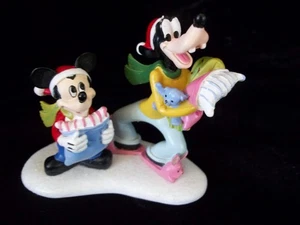 Estatuilla pequeña Stayover Goofy Disney Department 56 Mickeys Feliz Navidad 2011 - Imagen 1 de 7