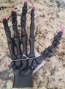 Halloween Harz Skelett Hand Dekoration Knochen Frau schwarz rosa Fingernägel - Bild 1 von 11