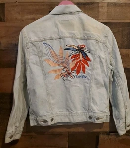 Levis Ex Boyfriend Embroidered Floral Trucker Denim Jacket Light Wash Size S / P - Bild 1 von 16