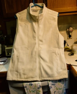 Outdoor Ventures Women’s White Full Zip Fleece Vest w Pockets (XL) - Image 1 of 4