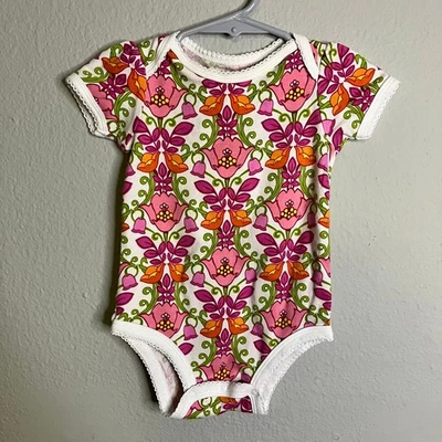 Vera Bradley 婴儿尺寸 6-9 米连体花卉荷叶边 — 第 1/3 张图片