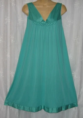 MEDIUM Vintage Vanity Fair GREEN Silky Soft Nylon Nightgown GOWN - Image 1 of 4