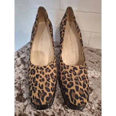 Zapatos de salón Martinez Valero de cuero satinado con plataforma con estampado de leopardo talla 10 Foto 1 de 4