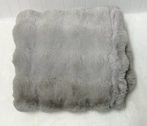 Manta Evergrace Ridgeline de piel sintética acanalada 60x80 topo - Imagen 1 de 6