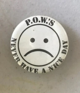 Vintage POW's NEVER HAVE A NICE DAY Vietnamkrieg Pinback Button Pin 1-3/4" - Bild 1 von 4