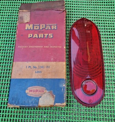 1950 DeSoto Deluxe Custom S14 Nuevo de Lote Antiguo MoPar LÁMPARA TRASERA DERECHA LENTE Y REFLECTOR Foto 1 de 3