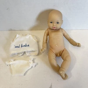 Muñeca bebé niño anatómicamente correcta de colección MI BEBE muñeca vinilo 6,5" muñeca infantil con atuendo - Imagen 1 de 6