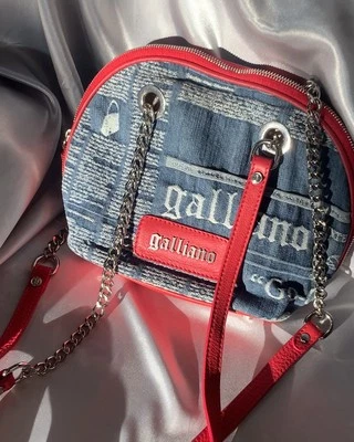 John Galliano Bolso Denim Periódico en Rojo Foto 1 de 4